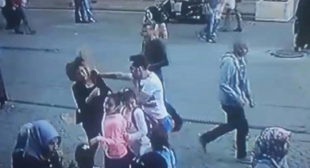 Ümraniye’de herkesin içinde karısını dövdü