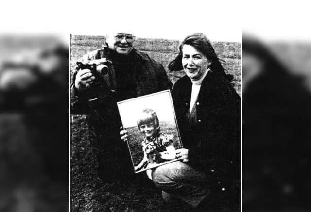 1964'te Çekilen Gizemli Fotoğraf: Kızının Arkasındaki Figürün 60 Yıllık Sırrı