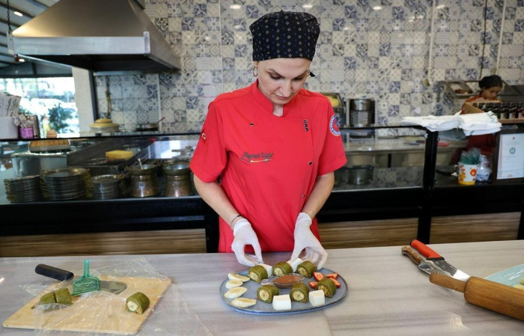 Adana'da Geleneksel Kadayıf, Uzak Doğu Esintisiyle Sushi Formunda Yenilendi: 'Sushi Kadayıf' Büyük İlgi Gördü