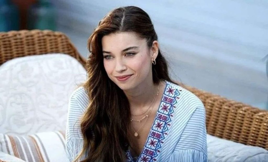 Afra Saraçoğlu'nun Yalı Çapkını Tarzından İlhamla Pijama ve Sabahlık Seçimi Rehberi