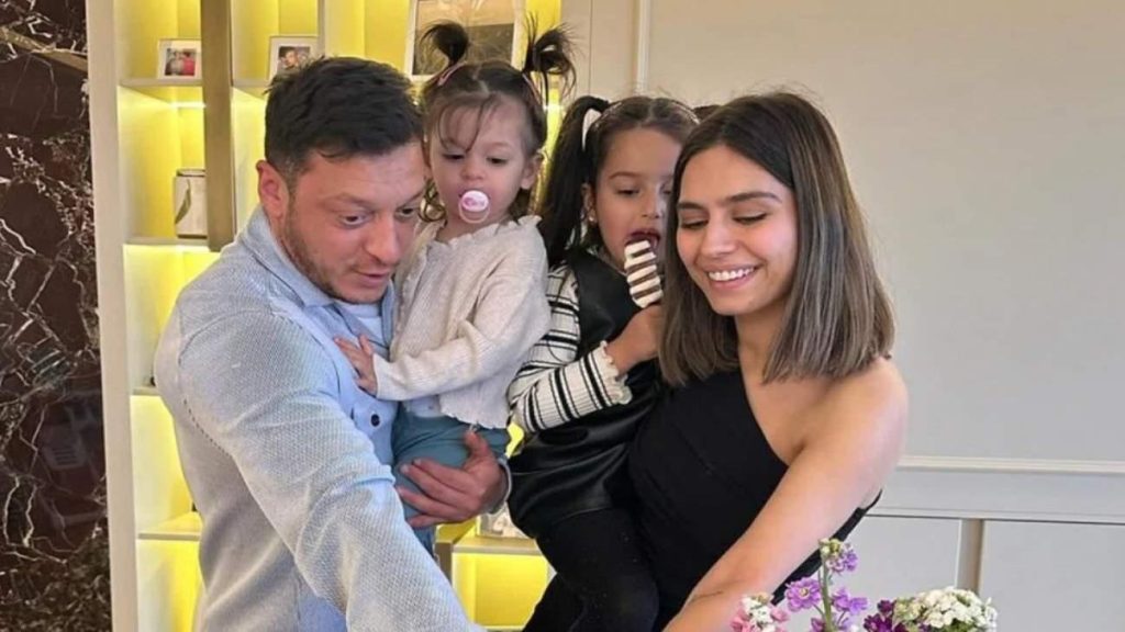 Amine Gülşe’den Aileye Özel Kolye Detayı: Mesut Özil, Eda ve Ela İsimleri Göz Kamaştırdı