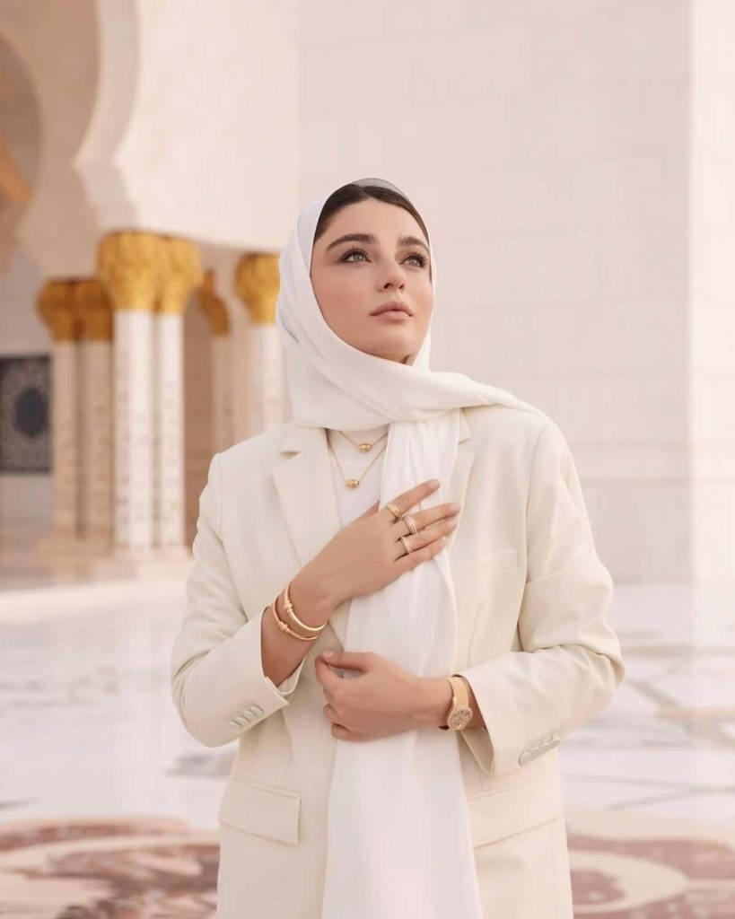 Ayça Ayşin Turan'dan Abu Dhabi Ziyareti: Şeyh Zayid Camii'nde Başörtülü Haliyle Göz Kamaştırdı