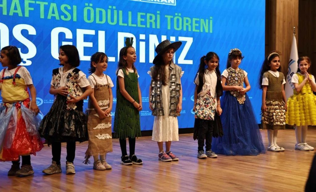 Bağcılar Belediyesi Öğrencilerinden Sıfır Atık Defilesi: Geri Dönüşümle Farkındalık Yaratıldı