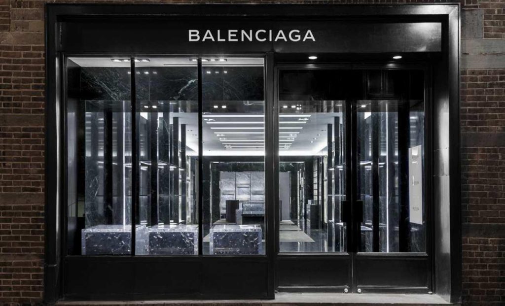 Balenciaga’dan Koli Bandı Görünümlü Bileklik: 2024 Sonbahar-Kış Koleksiyonu Ürün İncelemesi