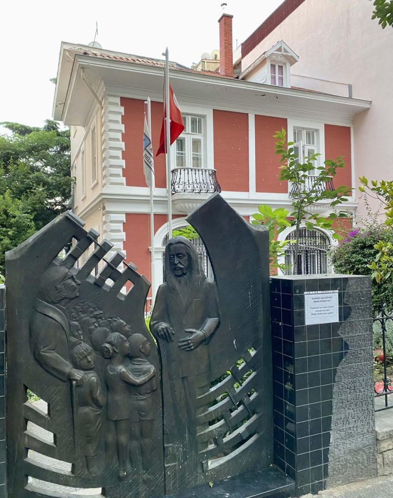 Barış Manço: Doğukan Manço'dan Duygusal Açıklama: Babasının Hacizle Kaybedilen Evi İçin