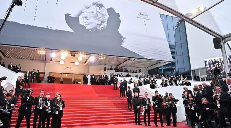 Bella Hadid, Cannes'da Kefiyeh Elbisesiyle Filistin Mirasını Taşıdı: Moda ve Sembolizm Üzerine Bir Bakış