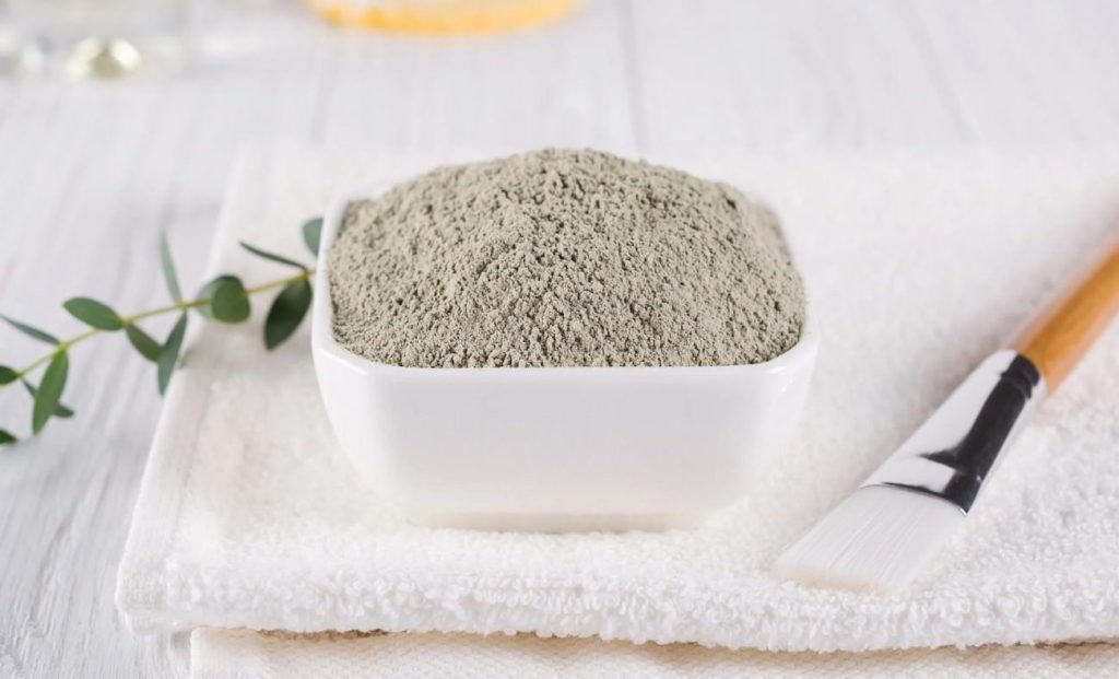 Bentonit Kili Nedir? Detoks Etkisi ve Cilt/Saç Bakımında Kullanımı Hakkında Bilmeniz Gereken Her Şey