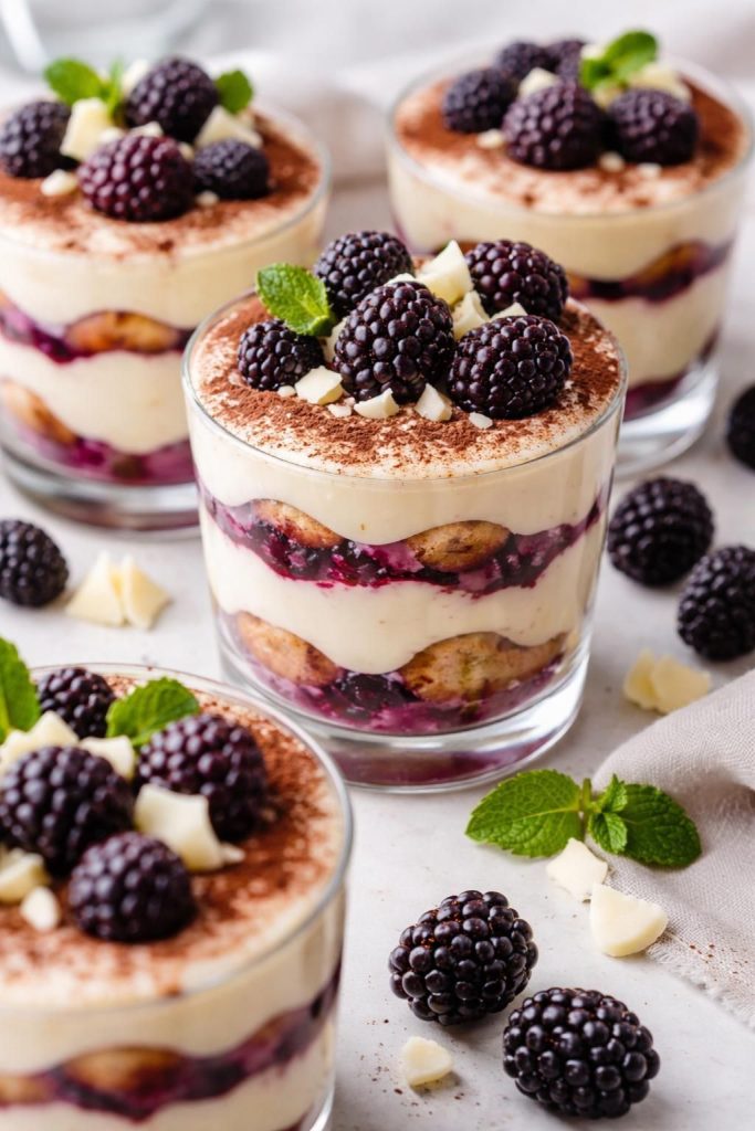 Böğürtlenli Tiramisu Tarifi: Klasik Lezzete Bahar Esintisi Katın