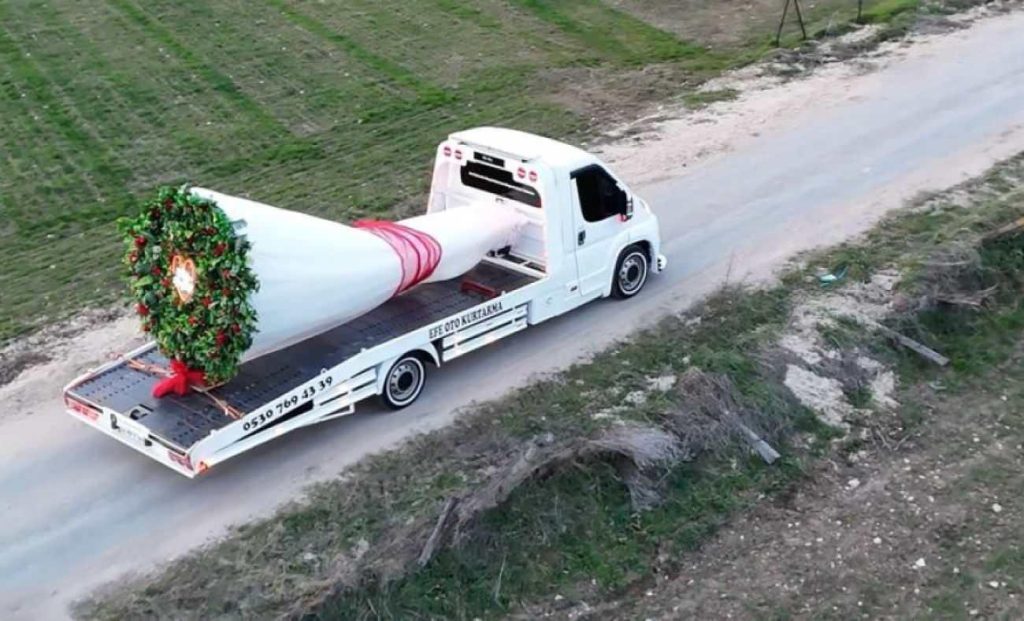Bolu Mudurnu'da Oto Kurtarıcıyla Yapılan Dev Buketle Evlilik Teklifi: Tolga Efe ve Emine Rana
