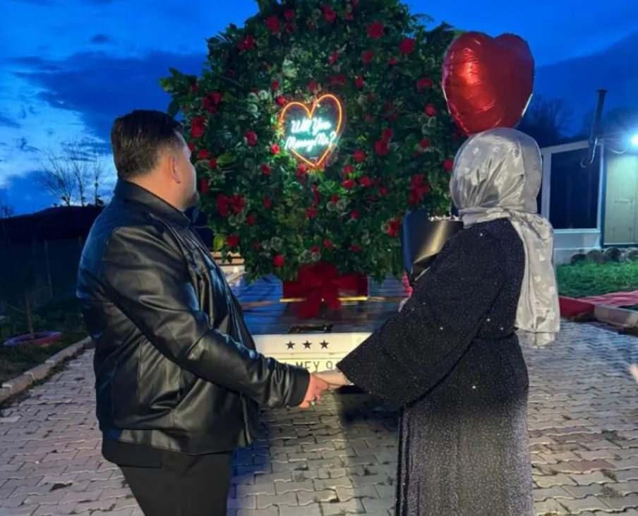 Bolu Mudurnu'da Oto Kurtarıcıyla Yapılan Dev Buketle Evlilik Teklifi: Tolga Efe ve Emine Rana