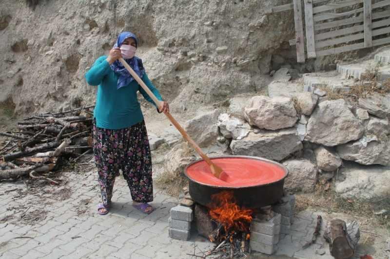 Canan Karatay: Ev Yapımı Salça Tarifi: Hem Domates Hem Biberden Mükemmel