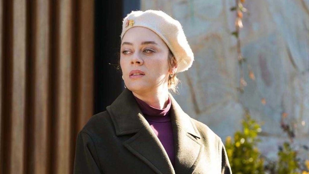 Demet Evgar'ın Bahar Dizisi Kombinlerinde Öne Çıkan Şapka Trendi: Millinery Sanatının Günlük Hayata Adaptasyonu