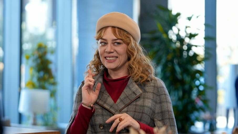 Demet Evgar'ın Bahar Dizisi Kombinlerinde Öne Çıkan Şapka Trendi: Millinery Sanatının Günlük Hayata Adaptasyonu