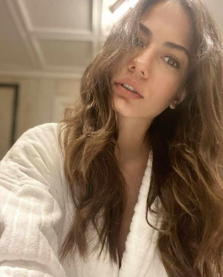Demet Özdemir'den Victoria Beckham’ın 20 Yıllık Elbisesiyle Göz Kamaştı: Yıldırım Mayruk İmzalı Zarafet