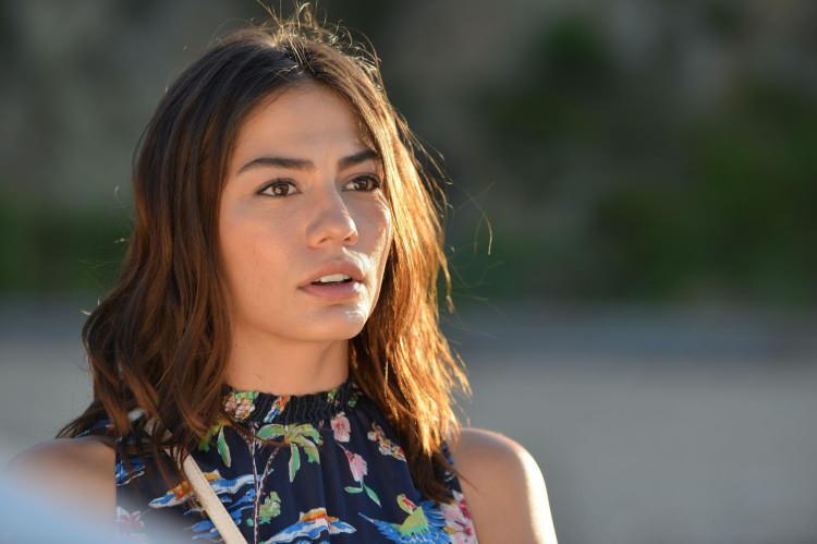 Demet Özdemir’in Servet Değerindeki Ceketi Gündem Yaptı: Stil İkonu Olmanın Sırları