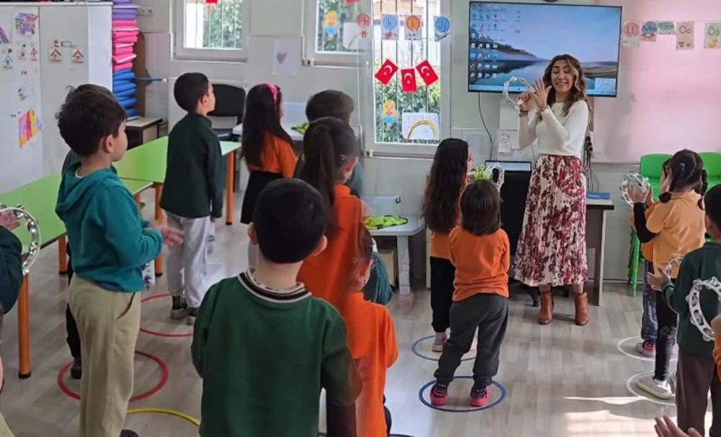 Denizli'de Okul Öncesi Öğretmeni Dilek Taşkın ve Minik Öğrencileri 'Ey Sevgili' İlahisiyle Sosyal Medyayı Salladı
