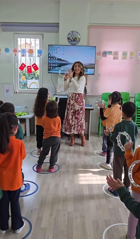 Denizli'de Okul Öncesi Öğretmeni Dilek Taşkın ve Minik Öğrencileri 'Ey Sevgili' İlahisiyle Sosyal Medyayı Salladı