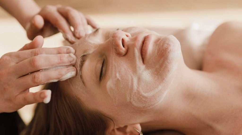 Dermatologlar Uyardı: Popüler Cilt Bakım Ürünleri ve Uygulamaları Cilt Bariyerine Nasıl Zarar Veriyor?