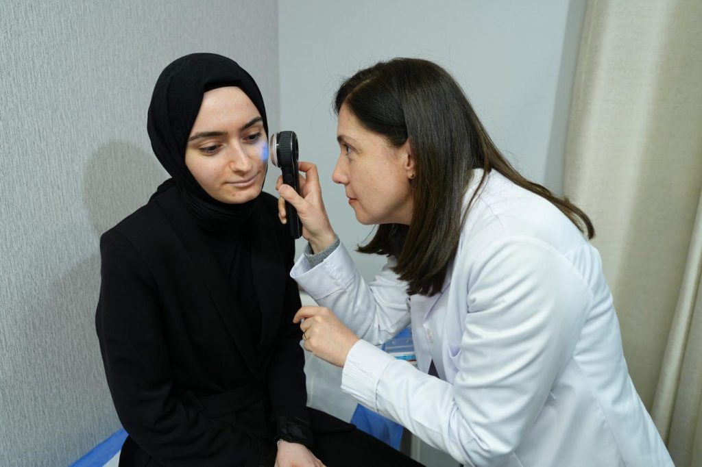 Dermatoloji Uzmanı Uyardı: Yüzdeki Kızarıklık ve Yanma, Gül Hastalığı Olabilir