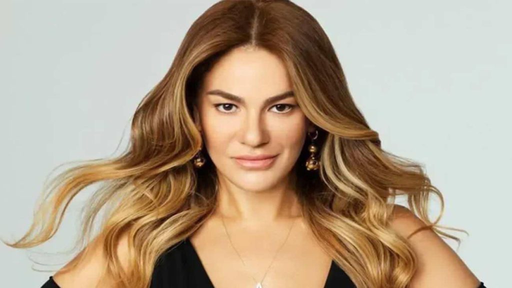 Derya Bedavacı’den İzmir Emiralem Çilek Festivali Sürprizi: Minik Hayranıyla Duygusal Düet