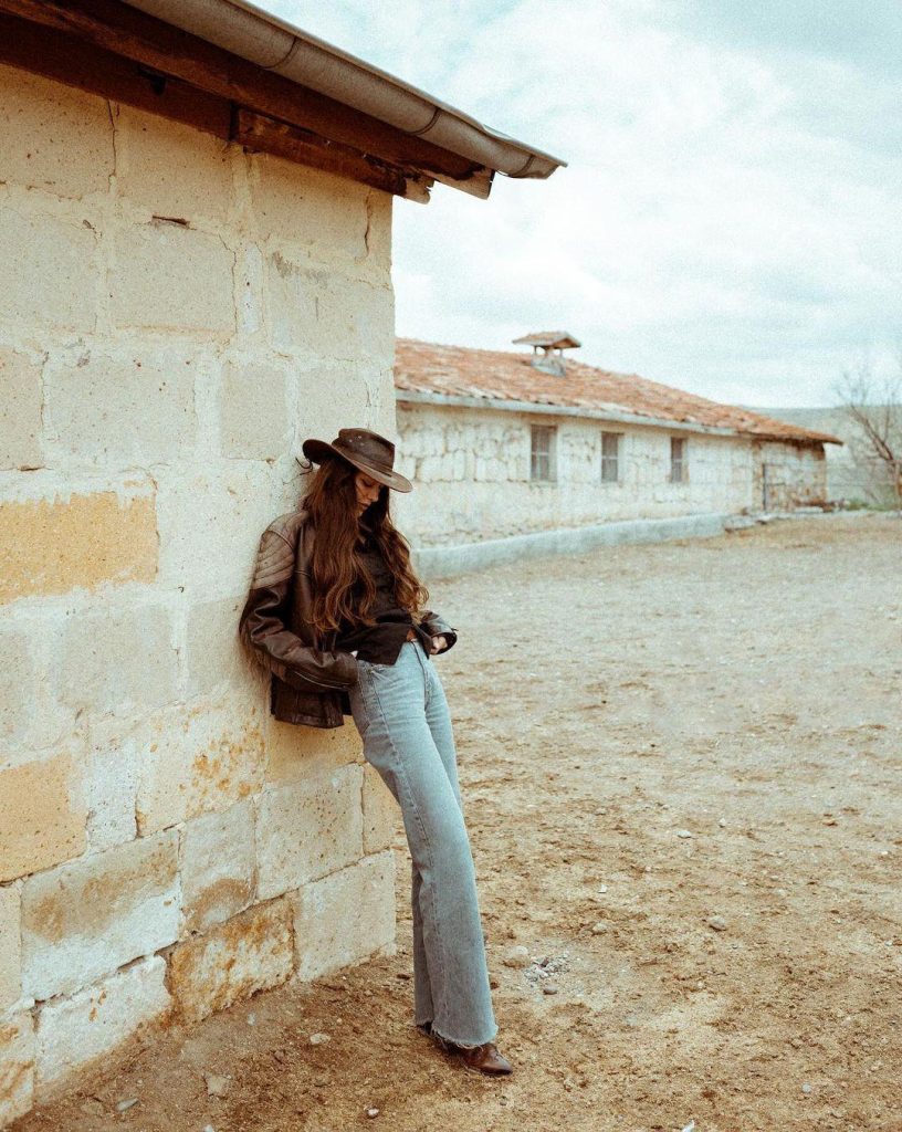 Dilan Çiçek Deniz'den Western Chic Dokunuşu: Kovboy Tarzı Kombinle Gündem Oldu