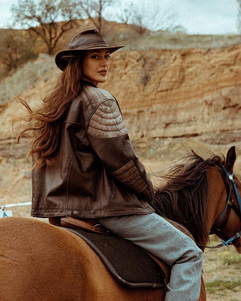 Dilan Çiçek Deniz'den Western Chic Dokunuşu: Kovboy Tarzı Kombinle Gündem Oldu
