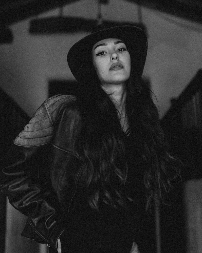 Dilan Çiçek Deniz'den Western Chic Dokunuşu: Kovboy Tarzı Kombinle Gündem Oldu