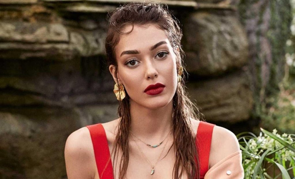 Dilan Deniz: Dilan Çiçek Deniz'in Yıldız Teknik Üniversitesi Ödül Töreni Kombini