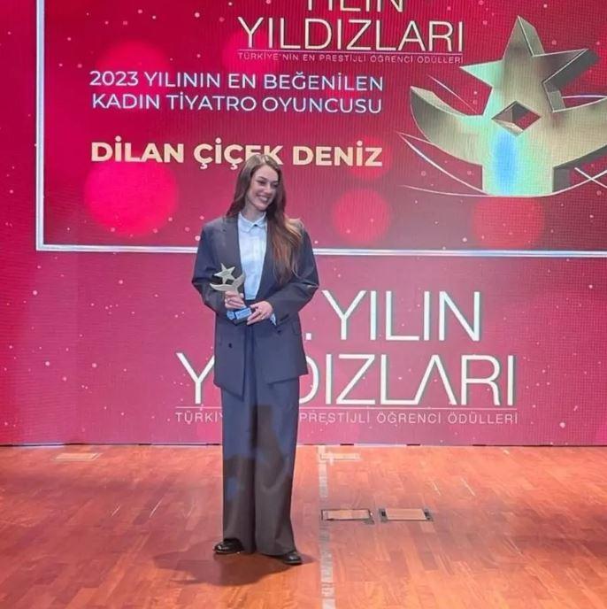 Dilan Deniz: Dilan Çiçek Deniz'in Yıldız Teknik Üniversitesi Ödül Töreni Kombini