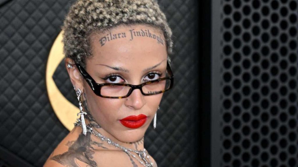 Doja Cat, 66. Grammy Ödül Töreni'nde Dilara Fındıkoğlu İmzalı Elbisesi ve Alnındaki Geçici Dövme ile Gündem Oldu