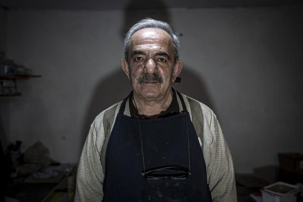 Emekli Doktor Yakup İşleyen'den Sanatla Geçim Kaynağı: Oltu Taşı ve Ahşap Oyma Sanatı