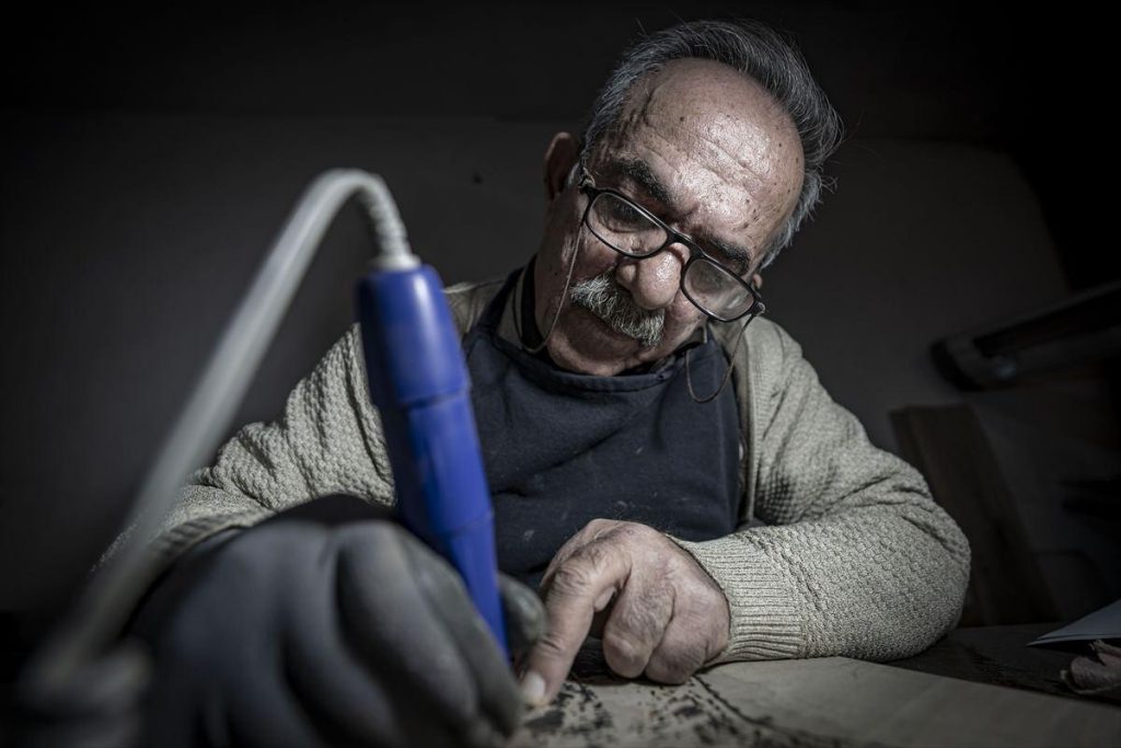Emekli Doktor Yakup İşleyen'den Sanatla Geçim Kaynağı: Oltu Taşı ve Ahşap Oyma Sanatı