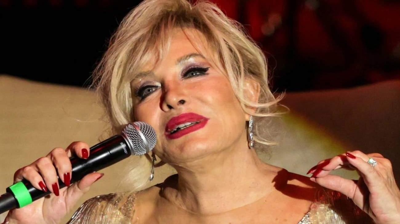 Emel Sayın’dan Göz Kamaştıran Dönüş: Bostancı’da İki Farklı Stil ve Sahne Işıltısı