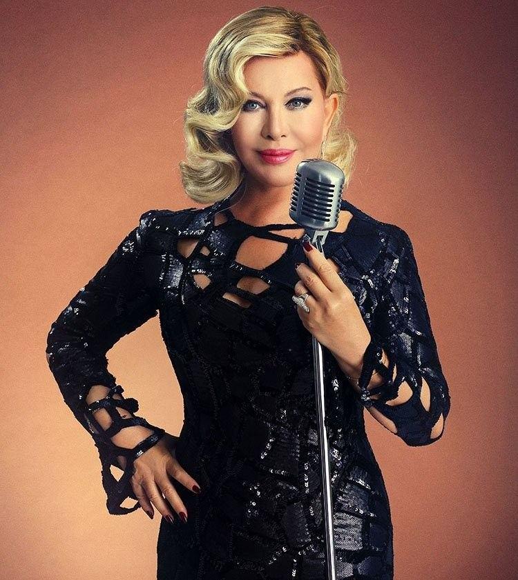 Emel Sayın'dan Göz Kamaştıran Dönüş: Bostancı'da İki Farklı Stil ve Sahne Işıltısı