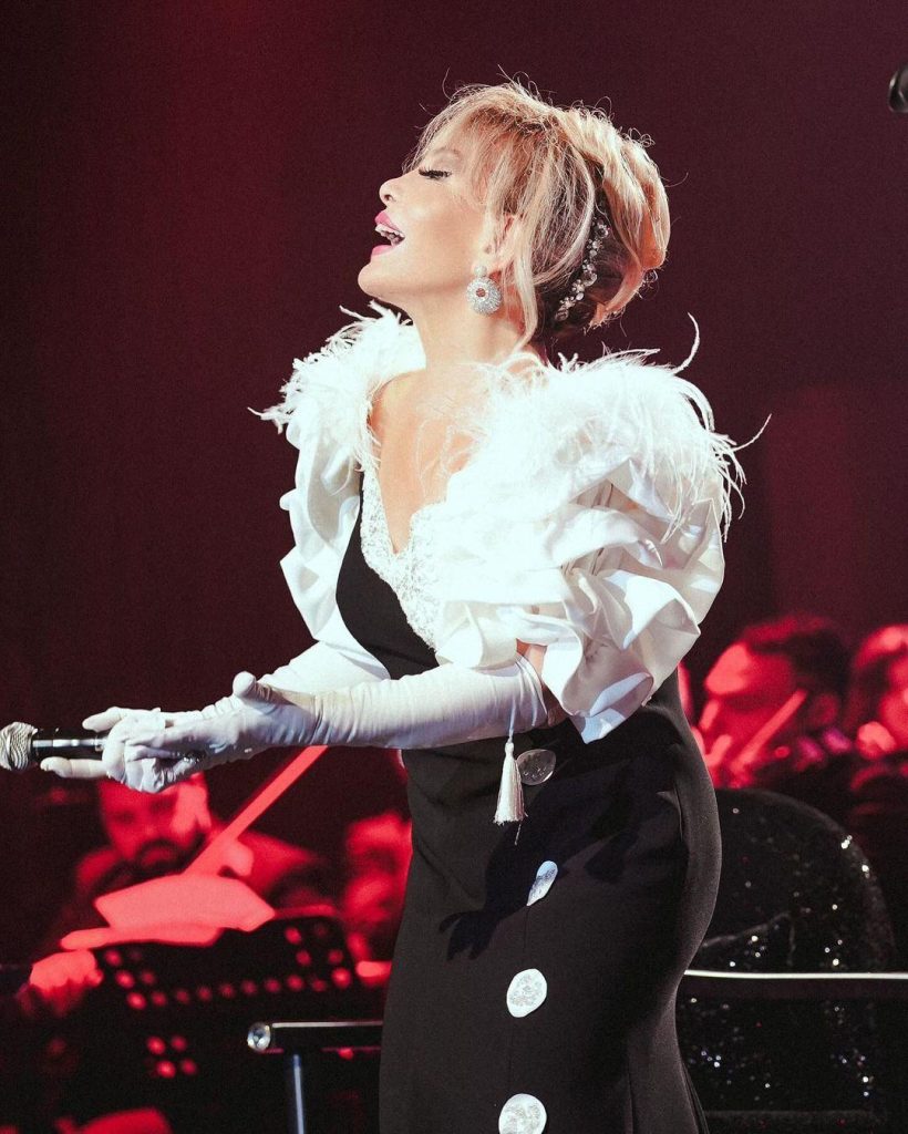 Emel Sayın'dan Göz Kamaştıran Dönüş: Bostancı'da İki Farklı Stil ve Sahne Işıltısı