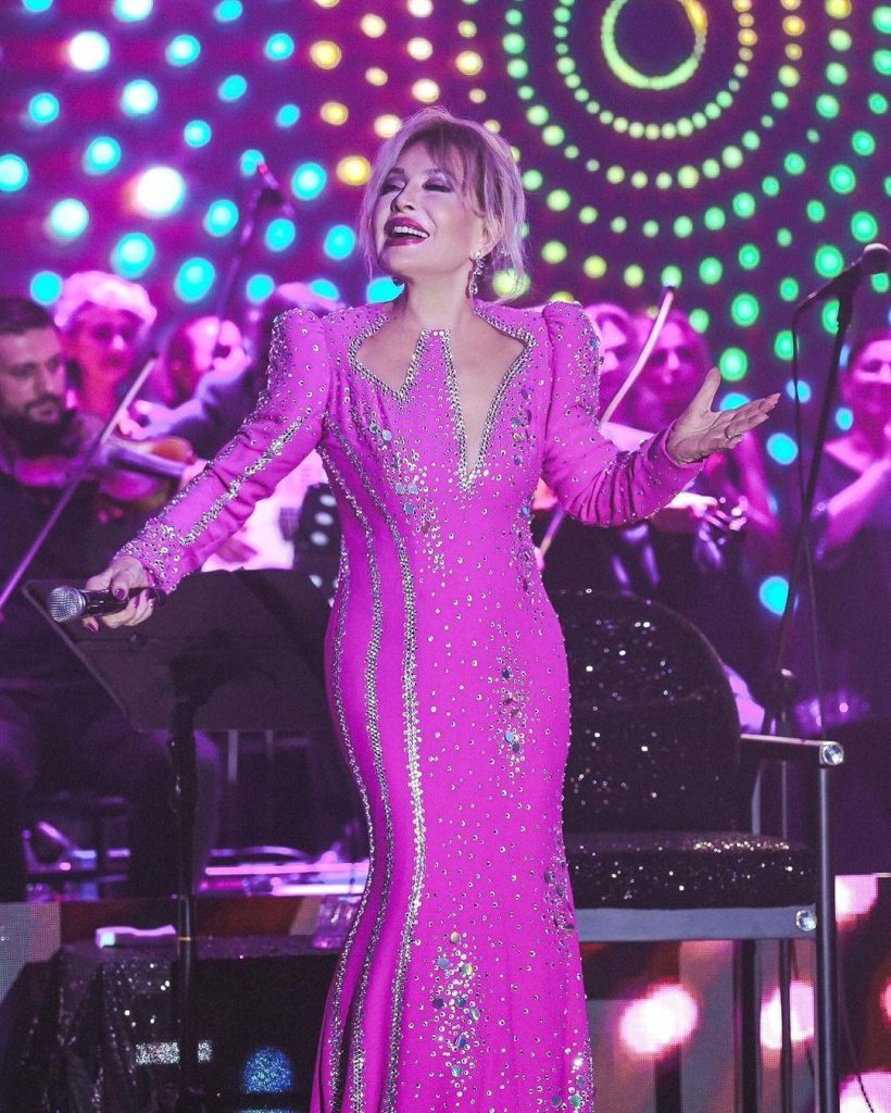 Emel Sayın'dan Göz Kamaştıran Dönüş: Bostancı'da İki Farklı Stil ve Sahne Işıltısı