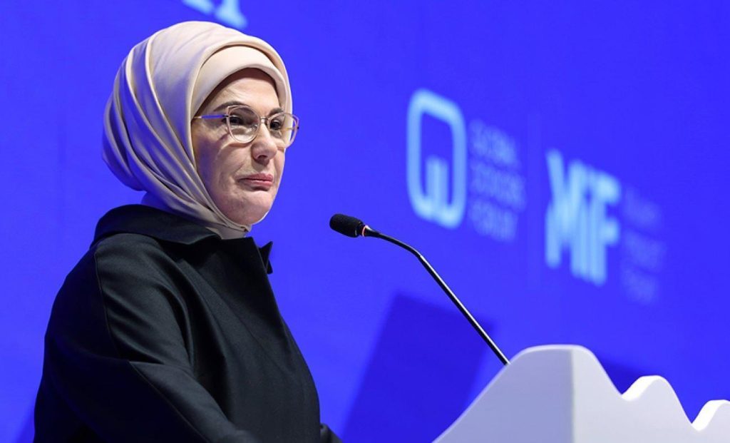 Emine Erdoğan'dan Dünya Kadın Hakları Günü ve Eğitim Zirvesi Mesajları: 'En Güzel Dünya Kalemle Kurulur'