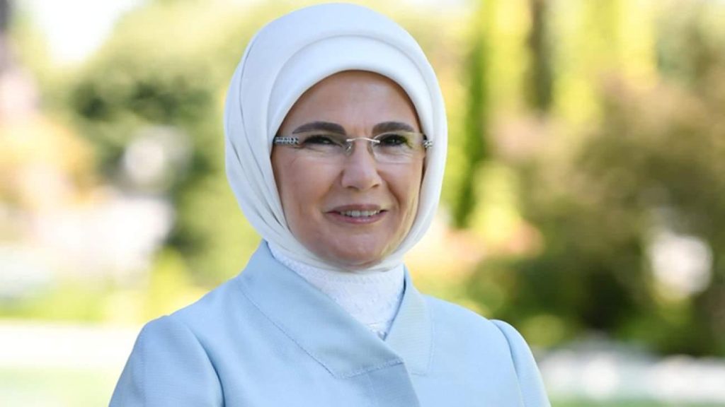 Emine Erdoğan’dan Kurban Bayramı Mesajı ve Yaşar İpek Vakası: Gündemdeki Barış Çağrısı ve Dijital Sorumluluk