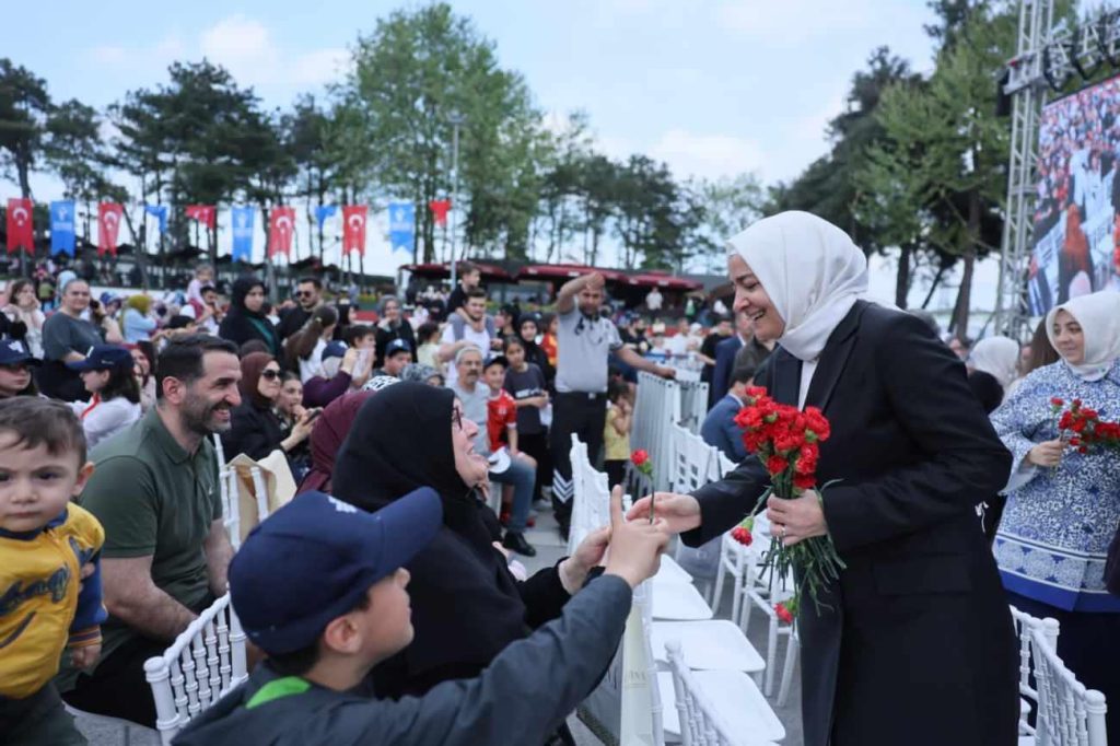 Esenler Belediyesi'nden Anneler Günü Özel: Uluslararası Ninni Festivali, Kültürel Mirası Dünya Sahnesinde Buluşturdu