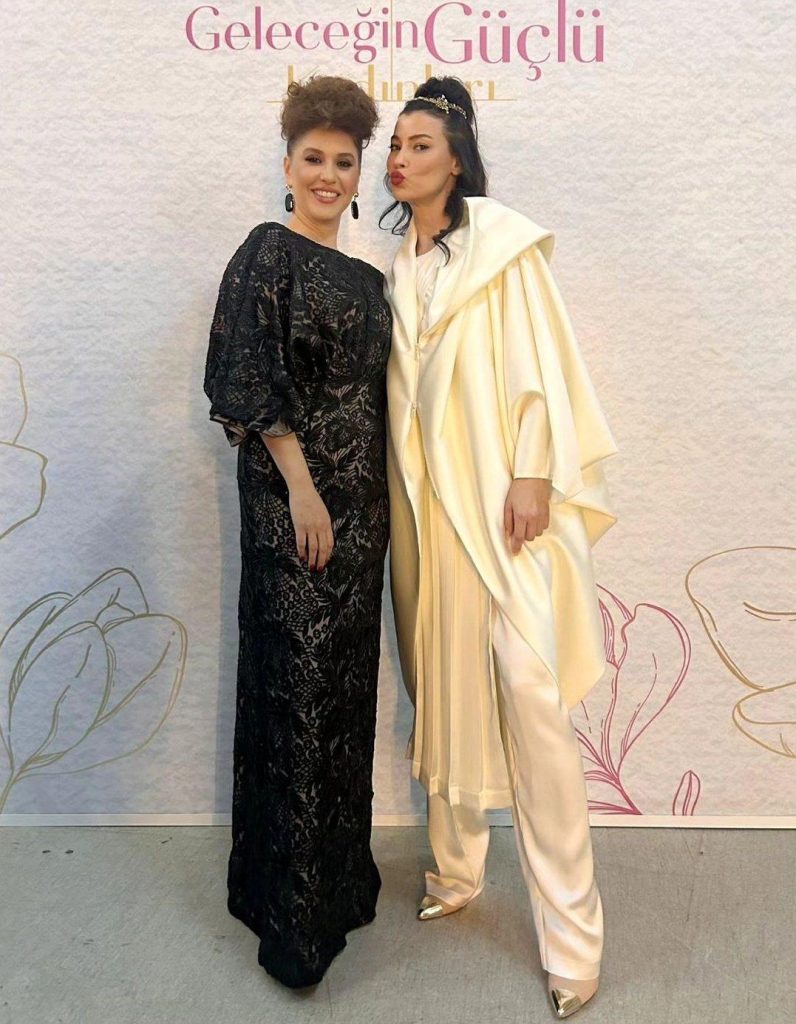 Evrim Alasya, 'Geleceğin Güçlü Kadınları' Etkinliğinde Tarzıyla Gündem Oldu: Sosyal Medyadaki Tepkiler ve Oyuncunun Açıklaması