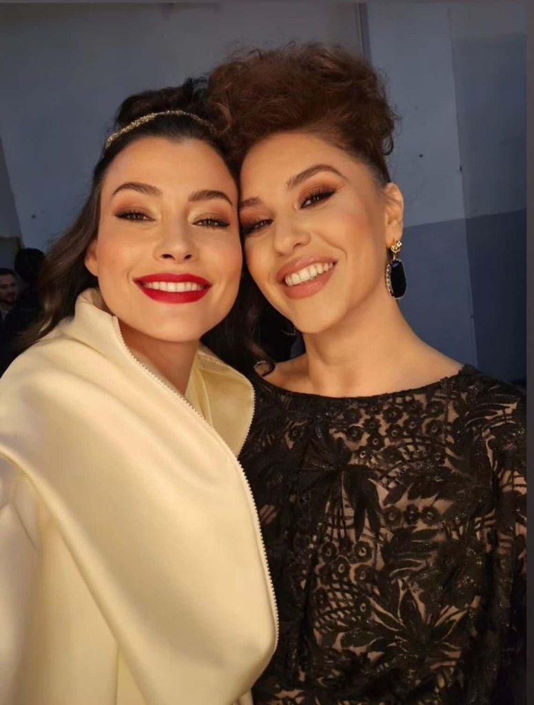 Evrim Alasya, 'Geleceğin Güçlü Kadınları' Etkinliğinde Tarzıyla Gündem Oldu: Sosyal Medyadaki Tepkiler ve Oyuncunun Açıklaması