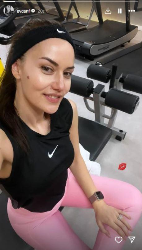 Fahriye Evcen'den Spor Şıklığı Trendi: Pembe Tayt ve Nike Kombiniyle Stil İpuçları