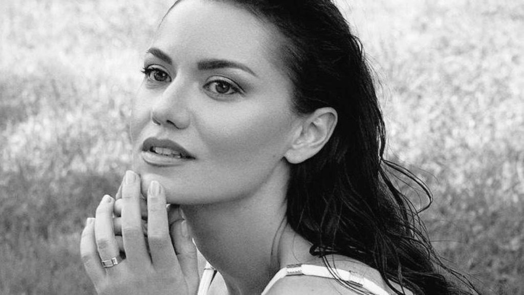 Fahriye Evcen’den Yeni Yıl Kombini: Louis Vuitton Çantasıyla Şıklık İpuçları