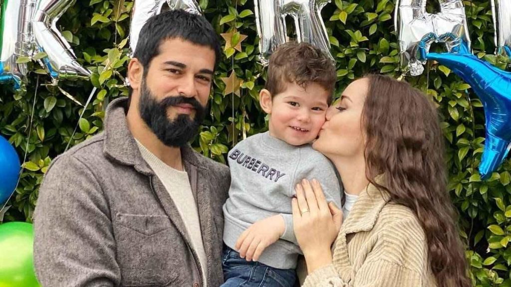 Fahriye Evcen’den Yeni Yıl Kombini: Louis Vuitton Çantasıyla Şıklık İpuçları