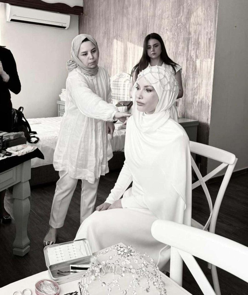 Gamze Özçelik ve Reshad Strik'ten Sade Zarafet: Düğün Gelinliğiyle Tüm Dikkatler Üzerinde
