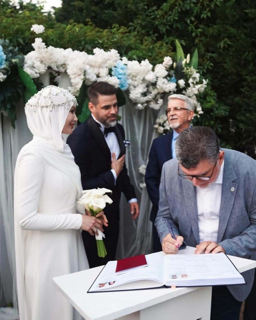 Gamze Özçelik ve Reshad Strik'ten Sade Zarafet: Düğün Gelinliğiyle Tüm Dikkatler Üzerinde