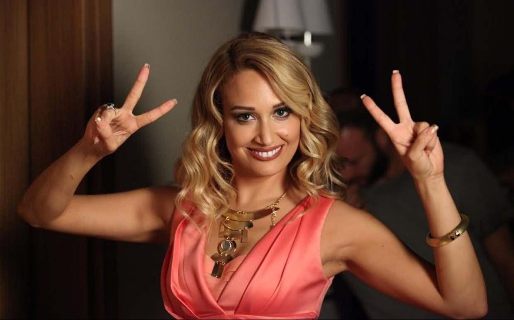 Gupse Özay'dan FaceApp Şakasına Esprili Cevap ve MUSE FOR ALL Elbisesiyle Göz Kamaştırdı