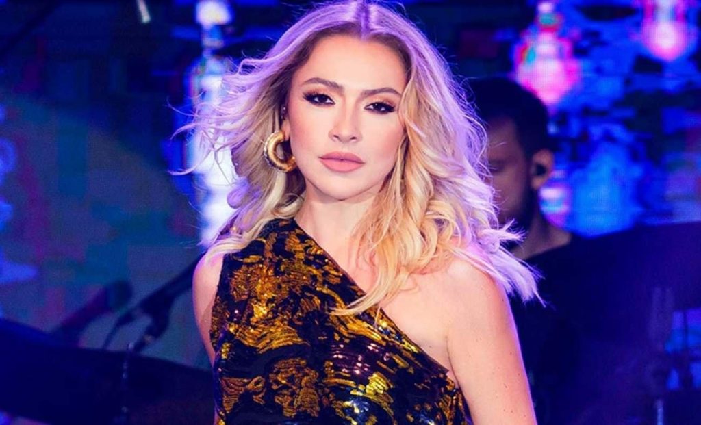Hadise, Venedik Max Mara Etkinliğinde Mor Saten Elbisesiyle Kate Hudson ve Balqees Ahmed Fathi’nin Yanında Göz Kamaştırdı