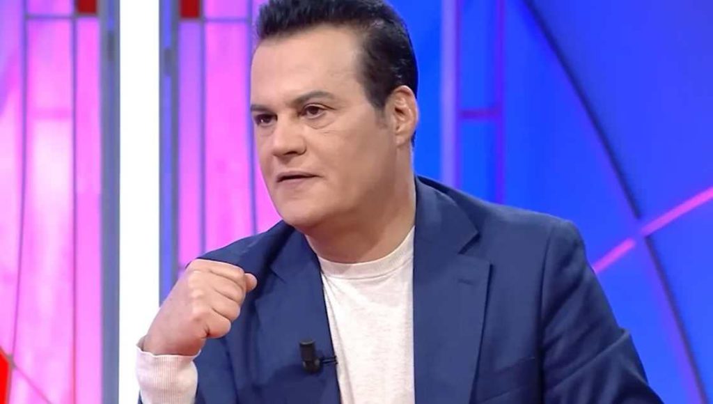 Hakan Peker, Yeni Klip Çekiminde 'Saygı' Konserlerine Sert Eleştiri Getirdi: 'Bana Tuhaf Geldi'