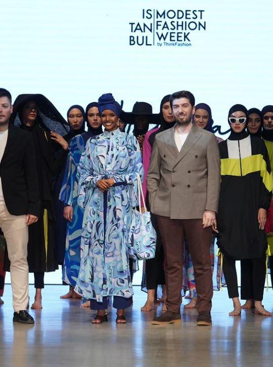 Halima Aden, Marina Mayo Yeni Koleksiyonunu Tanıttı: Tesettür Modasının Küresel Gücünü Sergiledi